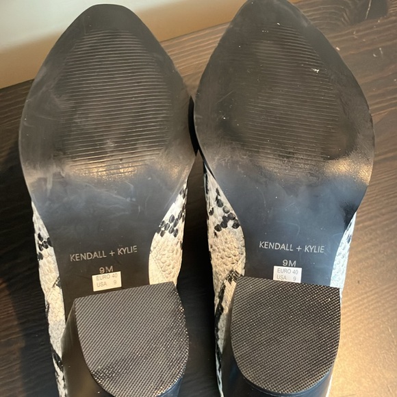 Size 9 White gray & black snake print Kendall and Kylie boots with 4 inch heels - Picture 8 of 12